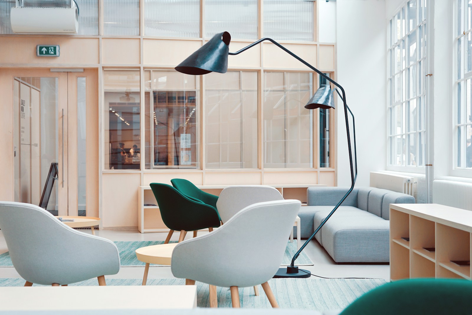 Un espace de travail lumineux, avec des fauteuils contemporains et de grandes fenêtres